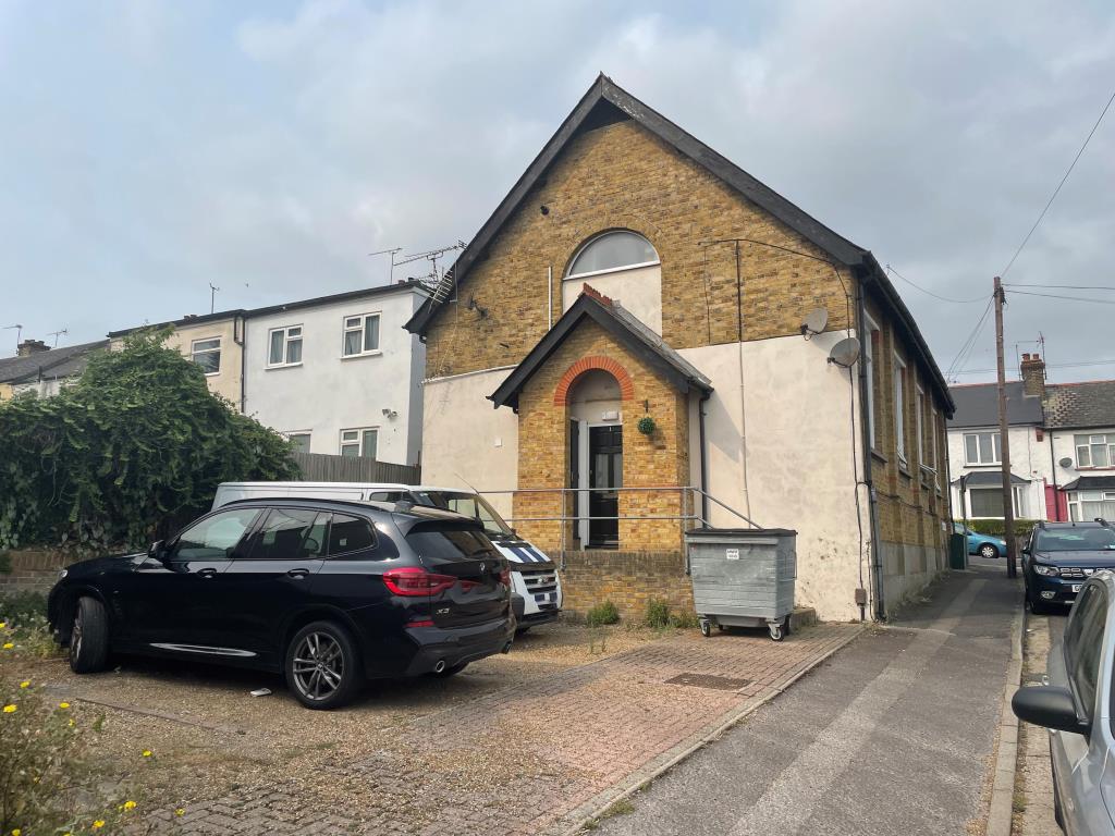 Lot: 141 - FREEHOLD BLOCK OF FLATS FOR INVESTMENT - Detached yellow brick building arranged as flats